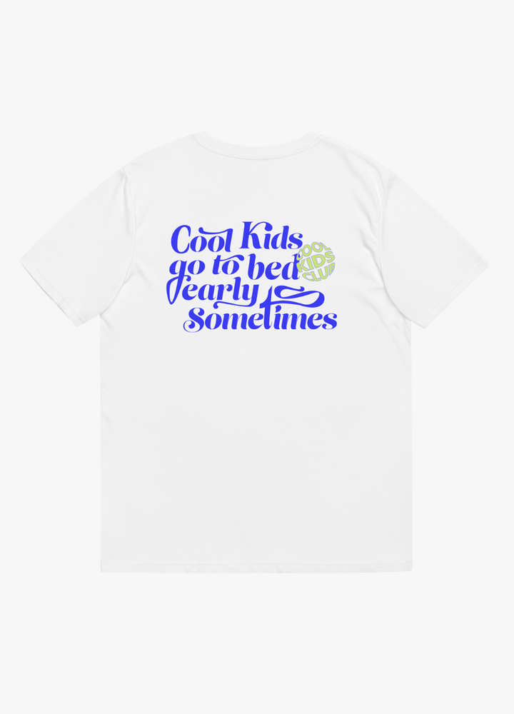 tshirt en coton bio vegan blanc avec grand graphique bleu dans le dos écriture élégante cool kids 